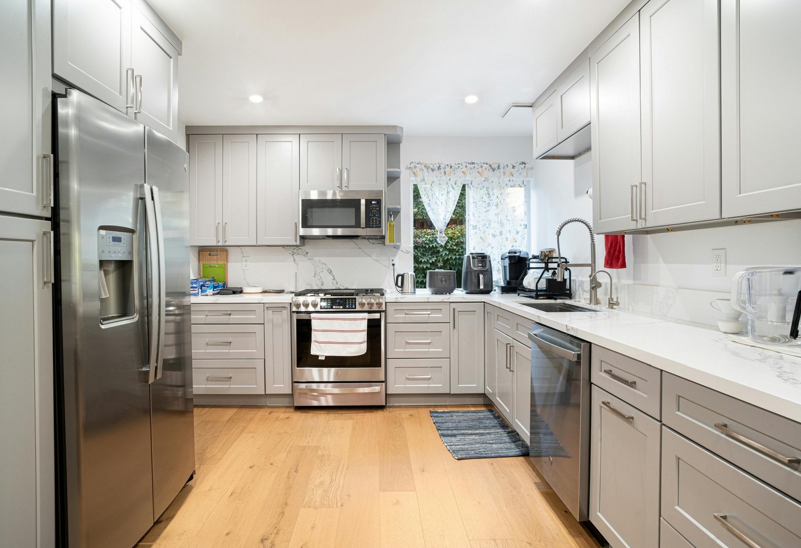 Kitchen Remodeling white shakers cabinets with a white granite